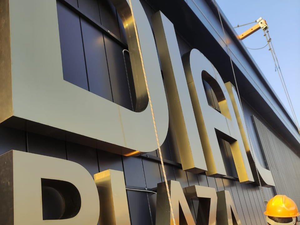 Объёмные буквы DIAL Plaza — фасадная вывеска из нержавеющей стали, золото